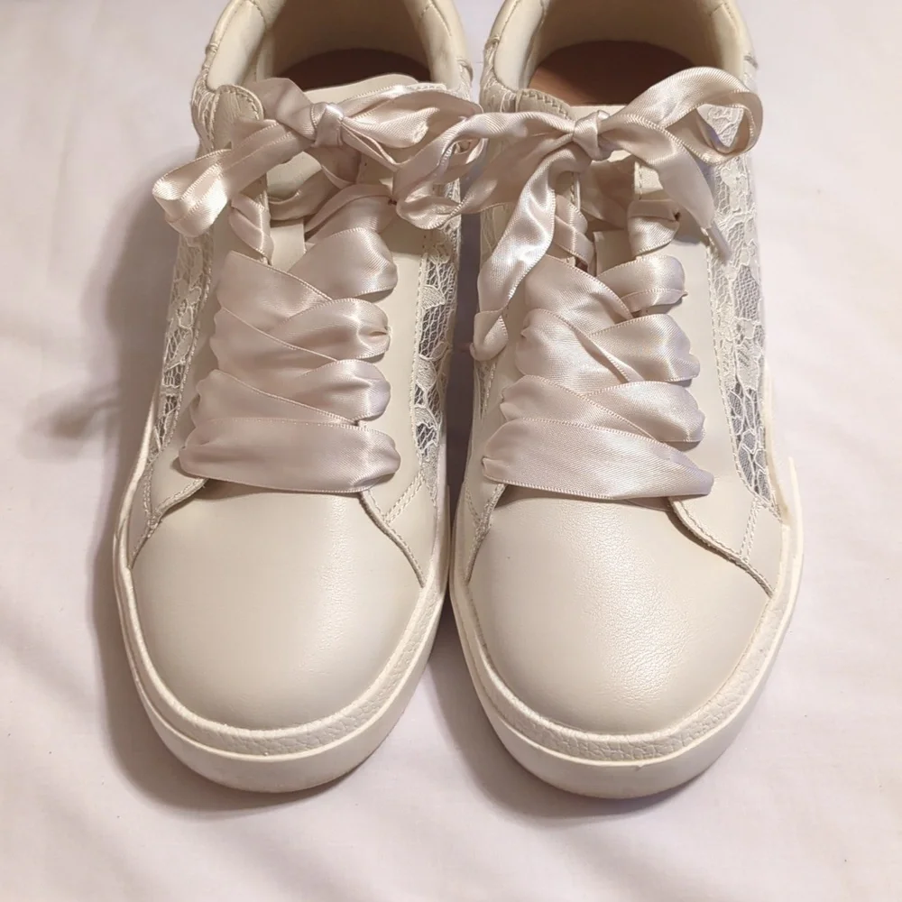 Dolce Vita Harrison Woman’s Ecru Lace Sneakers Size 9 Off White Satin Ribbon